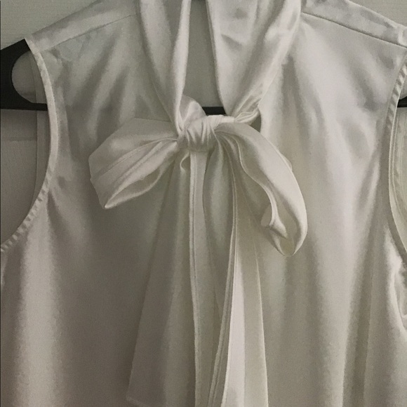 Nine West Ivory V-Neck Sleeveless Blouse with Tie - Picture 3 of 4